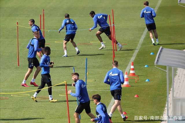 王哲林35+16上海胜同曦 贺希宁31分深圳胜北控